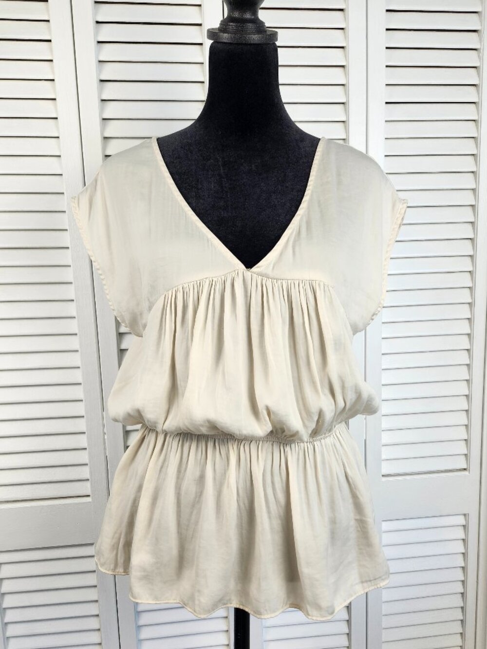 Grade & Gather Ivory Peplum Matte Satin V Neck Sleeveless Top Size Small